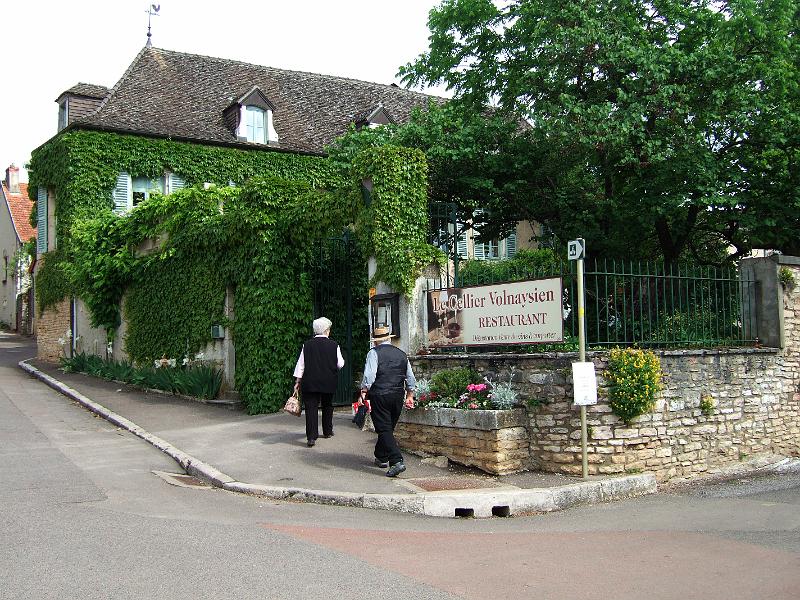 2010-05- (49).JPG - Zwei Kilometer weiter: Volnay. Das Restaurant lockt, doch für die Mittagspause ist es noch zu früh